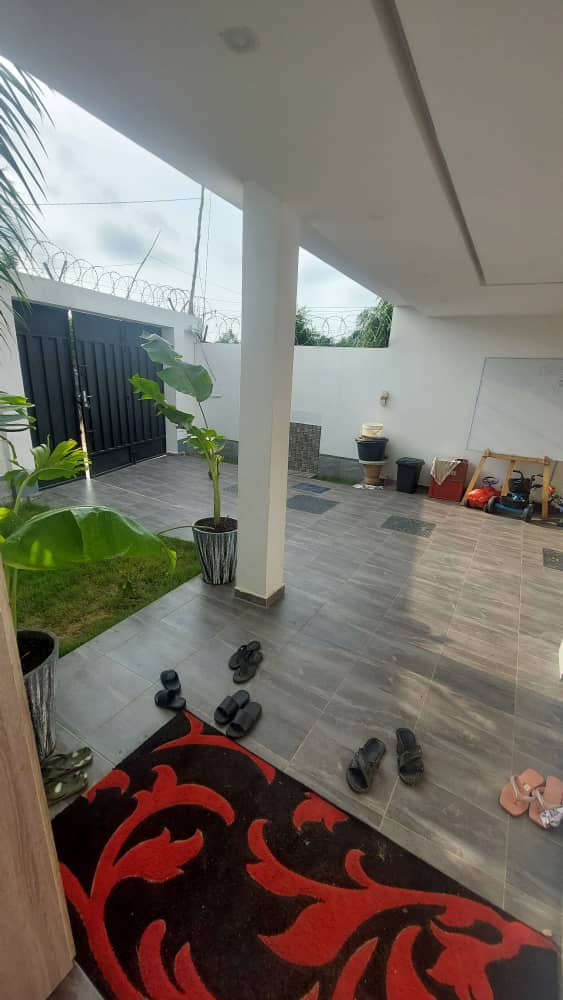 À vendre villa 4 pièce(s) 150 m² à Zanguéra Afiadenyigban à 400m du goudron — 25 000 000 FCFA
01 grand salon + 03 chambres dont la principale avec son sanitaire et les 2 autres se partagent un sanitaire dans le couloir + 01 cuisine externe et une américaine + 01 petite cour arrière + 01 petit jardin + Garage