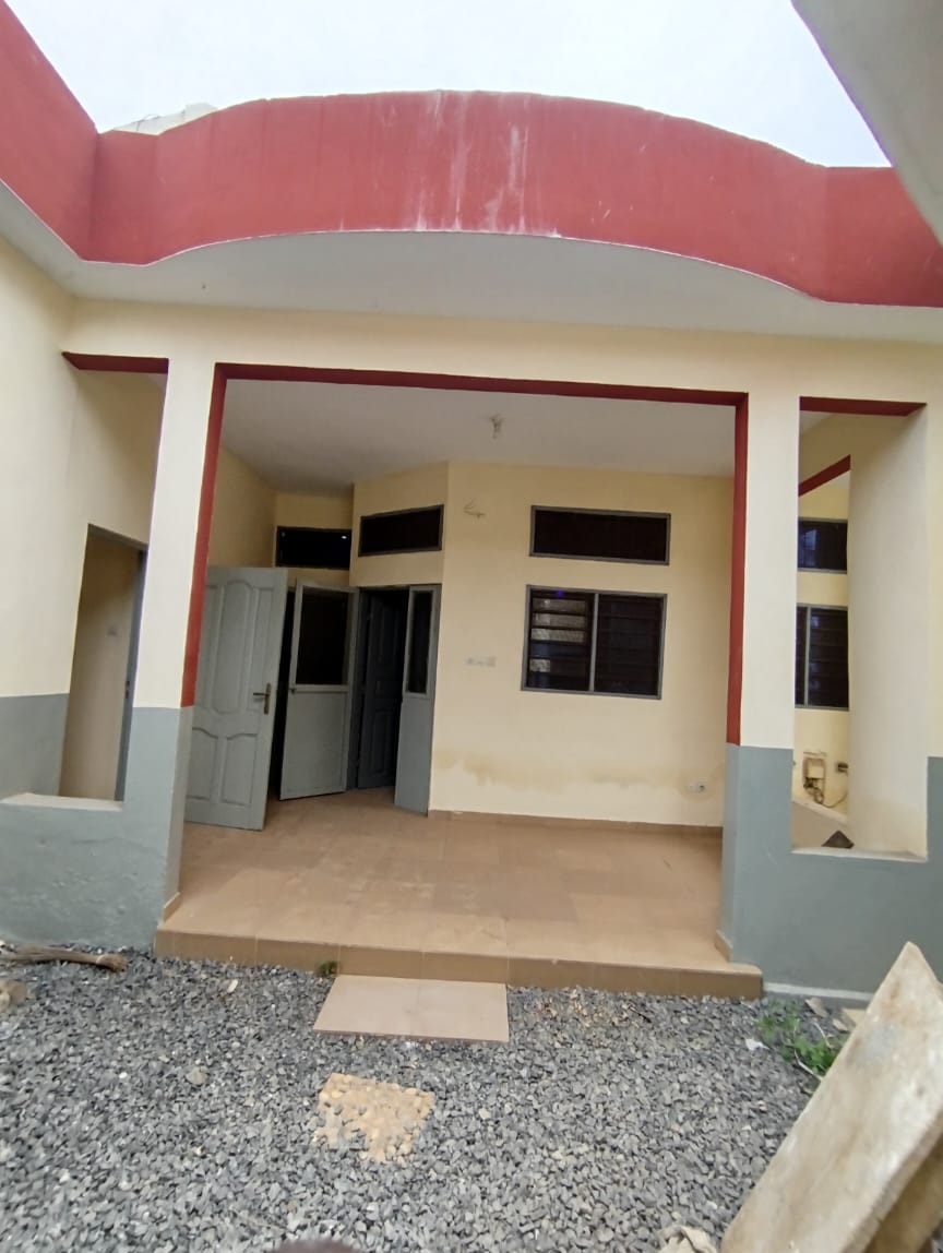À louer villa 4 pièce(s) à SÉGBÉ douane à 150m du goudron — 120 000 FCFA
Cuisine interne terrasse très bien propre
WC douche et placard dans chaque chambre 
Plus 01 Boutique 
Cash power perso
01 Garage disponible
